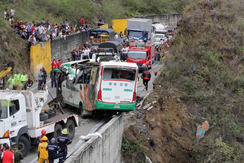 Kolombiya’da otobüs devrildi: 20 ölü, 15 yaralı
