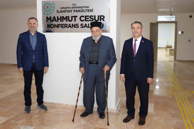 İlahiyat fakültesi konferans salonuna Mahmut Cesur’un adı verildi

