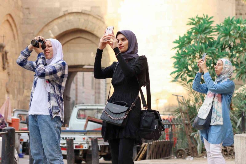 Mısırlı gençler Türk eserlerinin fotoğrafını çekmek için kulüp kurdu
