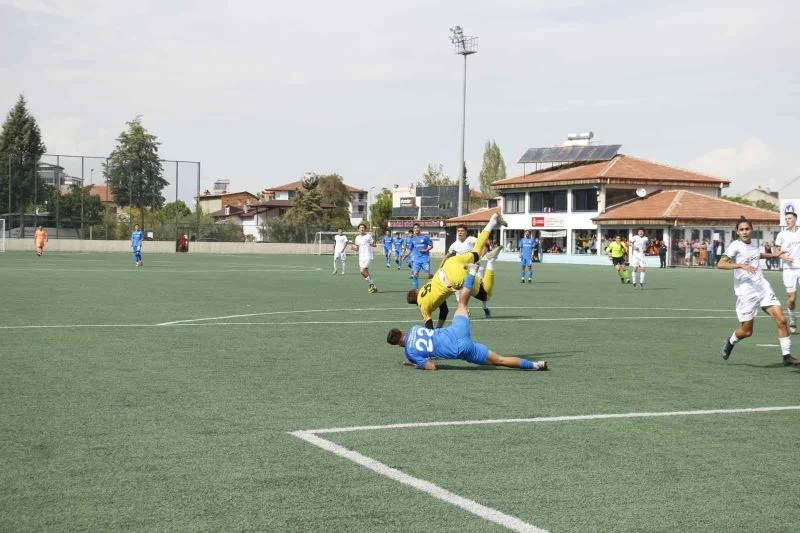 4 kırmızı kartın olduğu karşılaşma 2-2 sona erdi
