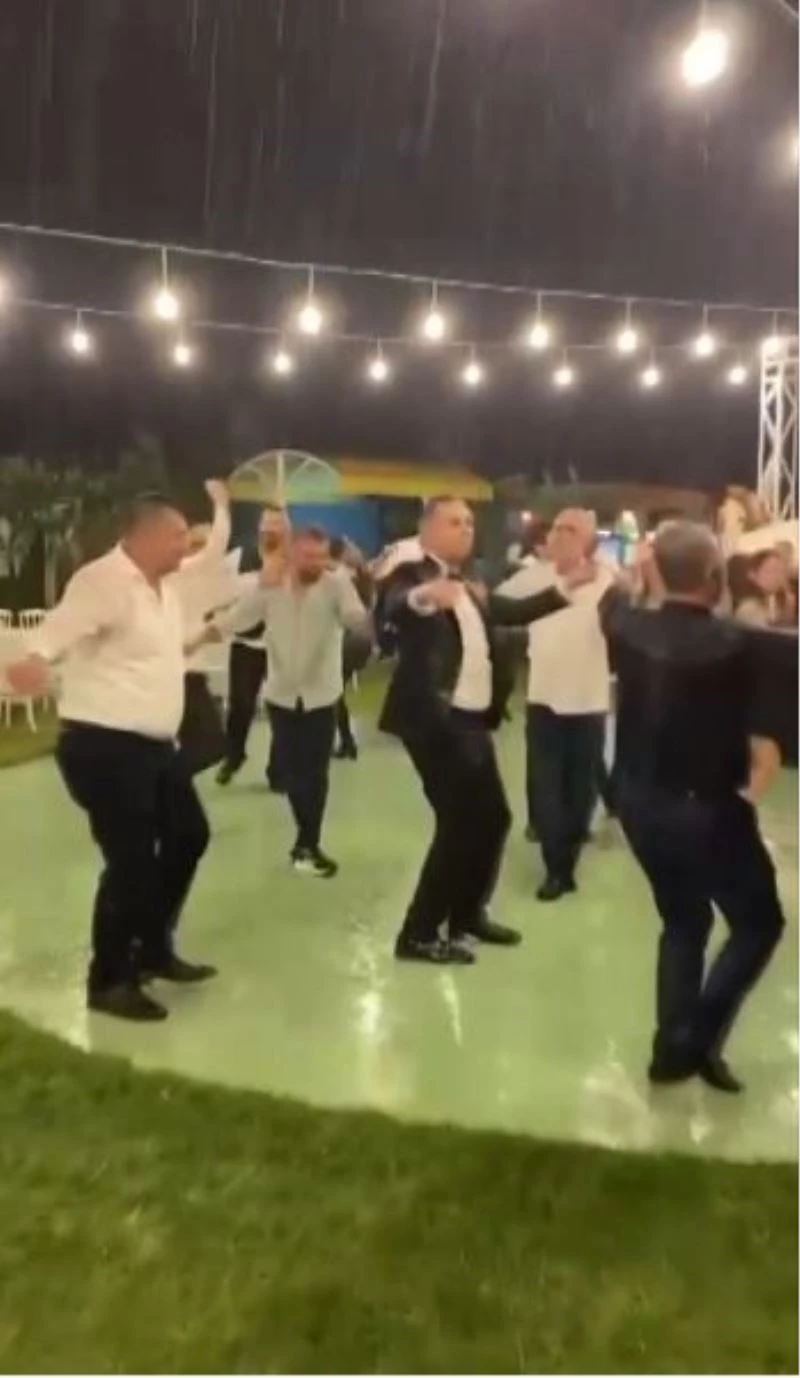 Şiddetli yağmurun altında erik dalı oynayıp horon teptiler
