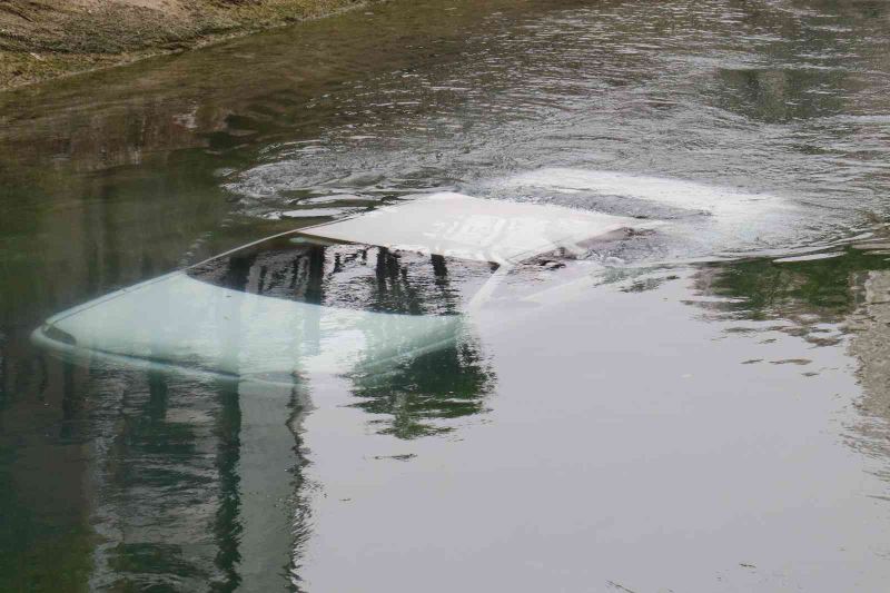 Adana’da otomobil sulama kanalına düştü, sürücü halatla kurtarıldı
