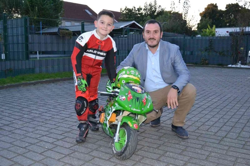 Almanya’da 6 yaşındaki Kenan motor yarışlarına katılıyor
