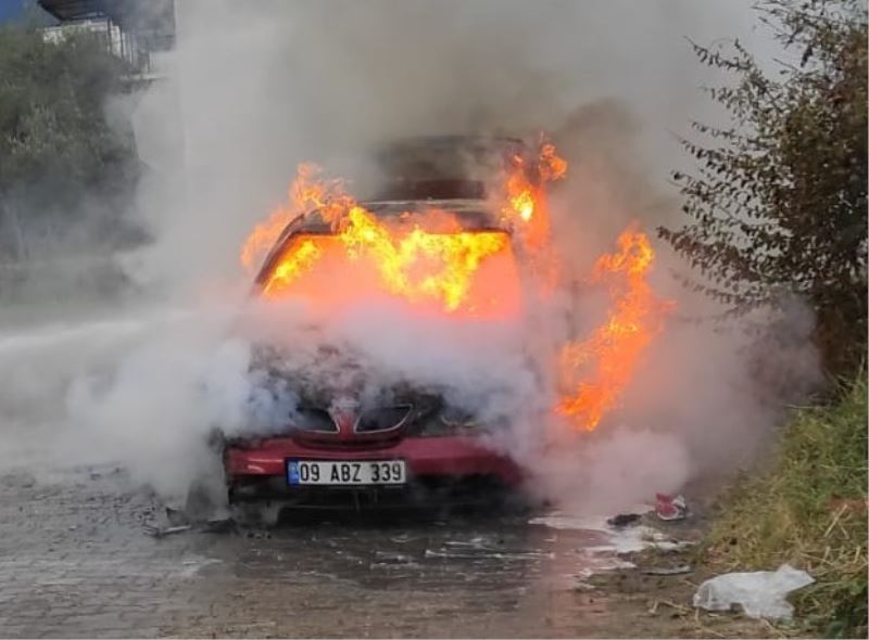 Karacasu’daki yangında araç küle döndü
