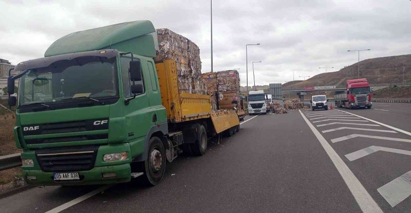 Kuzey Marmara Otoyolu’nda seyir halindeki tırdan atık malzemeler yola savruldu
