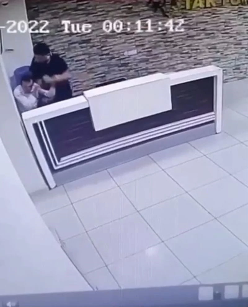 Güvenlik görevlisi site sakini kadına mesaj attı; yumruk darbelerinin hedefi oldu
