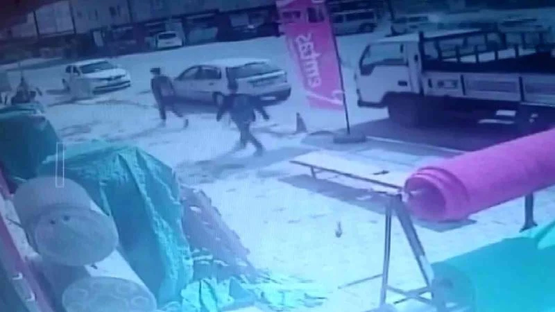 Kayan kamyonu eliyle  durdurmak istedi, sıkıştığı yerden esnafın yardımıyla çıkartıldı
