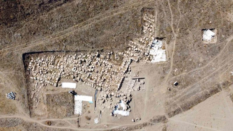 Hititlere ait saray ve tapınak kalıntıları gün yüzüne çıkarılıyor
