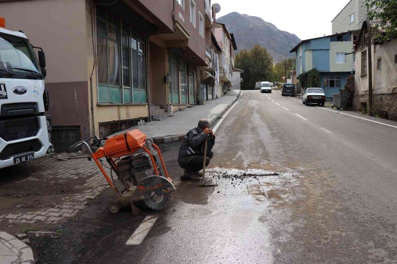 Oltu’da asfaltın sıcağı kurumadan kestiler
