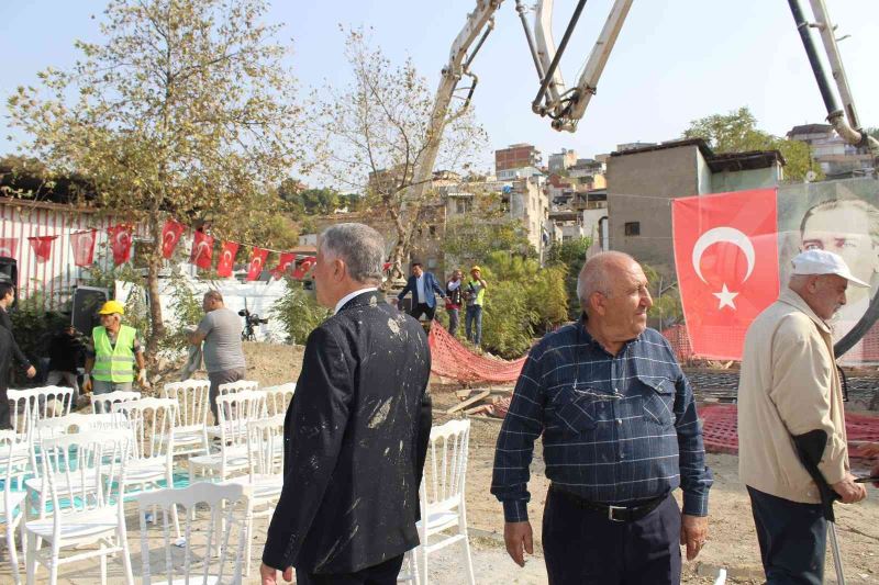 Törende panik anları: Protokol ve davetlilerin üzerine harç sıçradı
