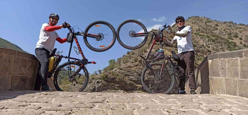 Van’da bisiklet tutkunları Zirel Vadisi’ni pedalladı
