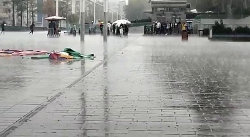 İstanbul’da aniden bastıran yağış, vatandaşlara zor anlar yaşattı
