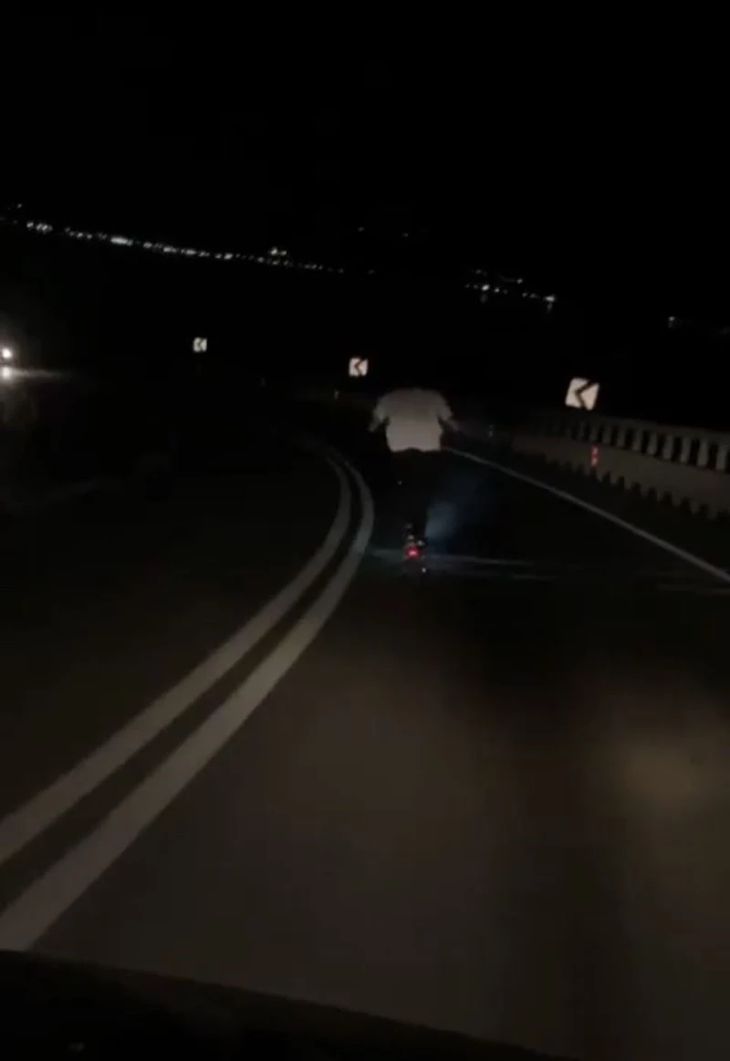 Elektrikli scooter ile karayolunda canını tehlikeye atarak giden genç kameralarda
