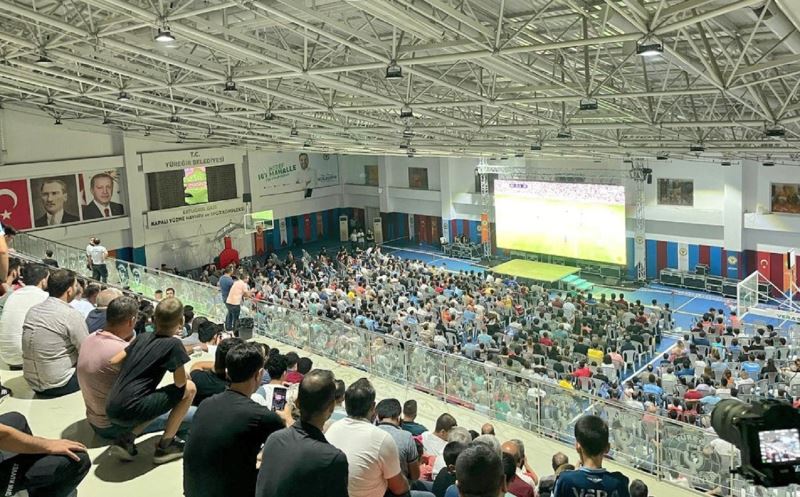 Bilet bulamayan Demirspor taraftarı maçı dev ekranda izledi
