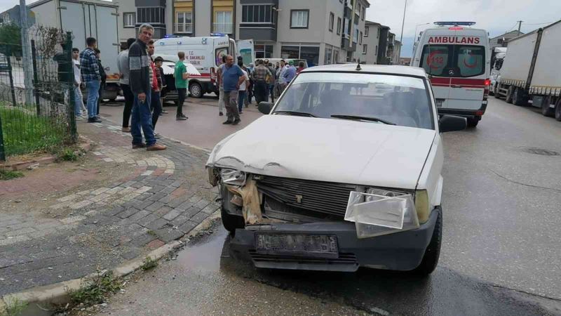 Düğüne gidenlerin bulunduğu araç otomobille çarpıştı: 5 yaralı
