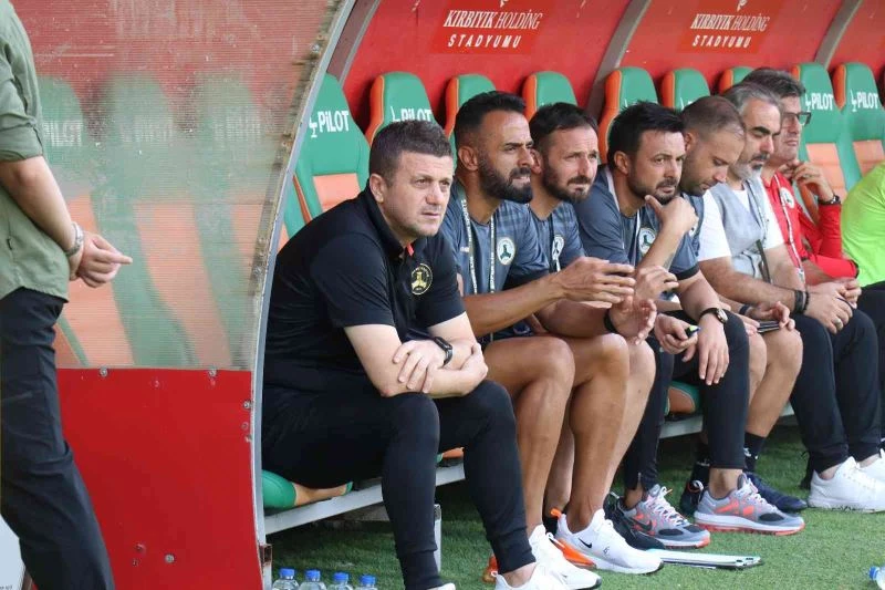 Hakan Keleş: “İlk dakikalarda bir kırmızı kart oyun düzenimizi bozdu”
