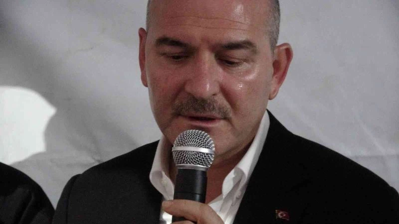 Bakan Soylu, şehit evinde gözyaşlarını tutamadı
