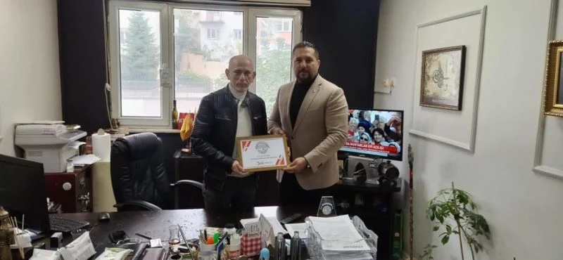 Kızılay’a destek veren hayırseverlere teşekkür plaketi verildi
