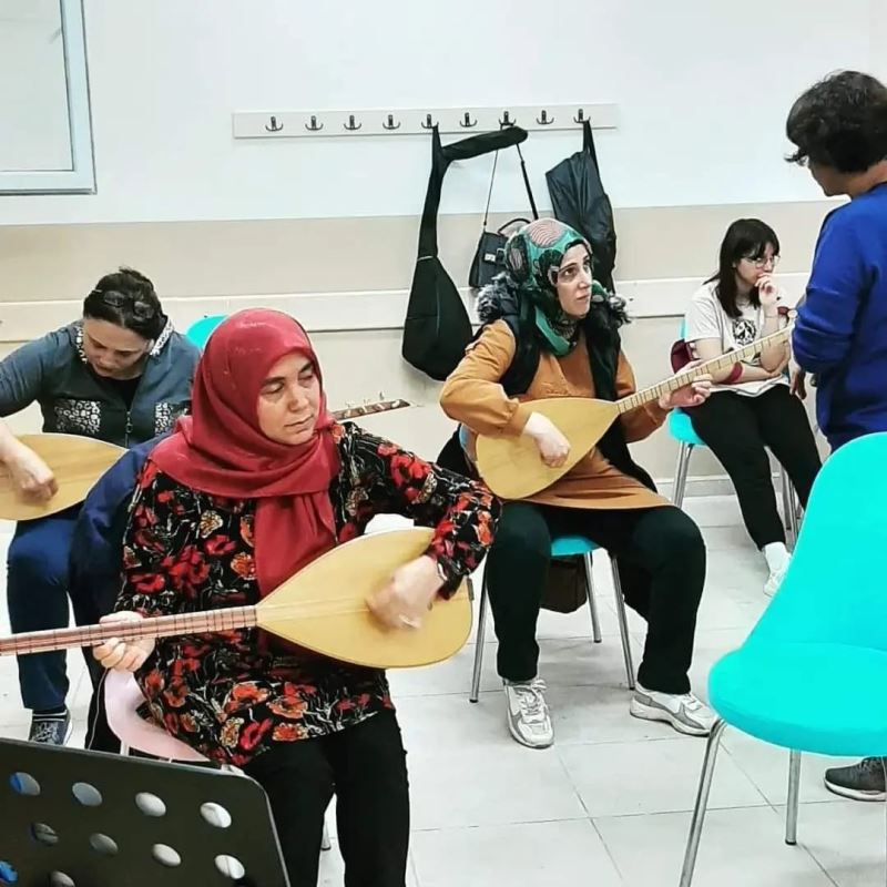 Sarıgöl’de bağlama kursu açıldı
