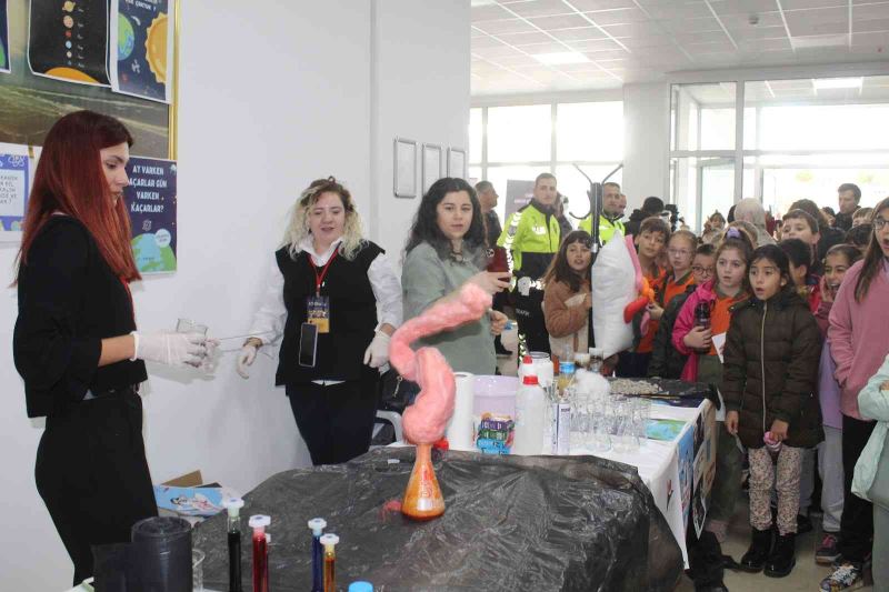 Sinop’ta çocuklar bilimi eğlenerek öğreniyor
