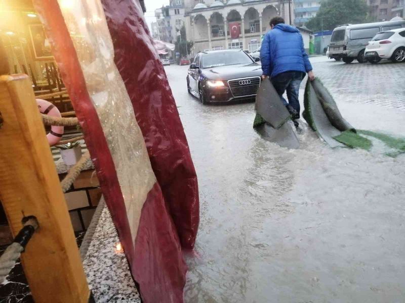 Arhavi’de şiddetli yağmur su taşkınlarına neden oldu
