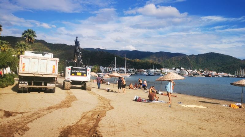 Marmaris’te bir yanda deniz keyfi, bir yanda iş makineli kışa hazırlık çalışması
