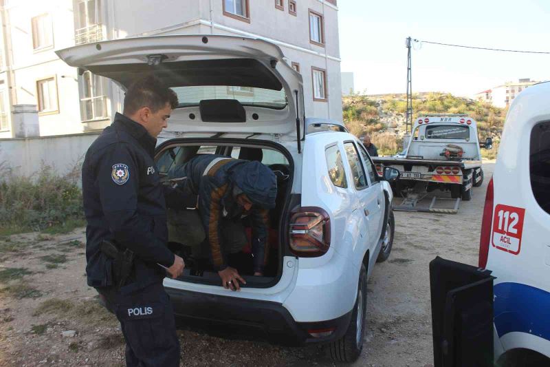 ‘Dur’ ihtarına uymayan araçtan kaçak göçmenler çıktı
