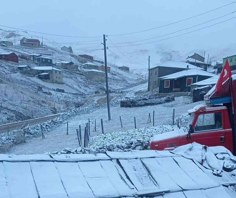 Trabzon’un yaylaları beyaz örtüyle kaplandı
