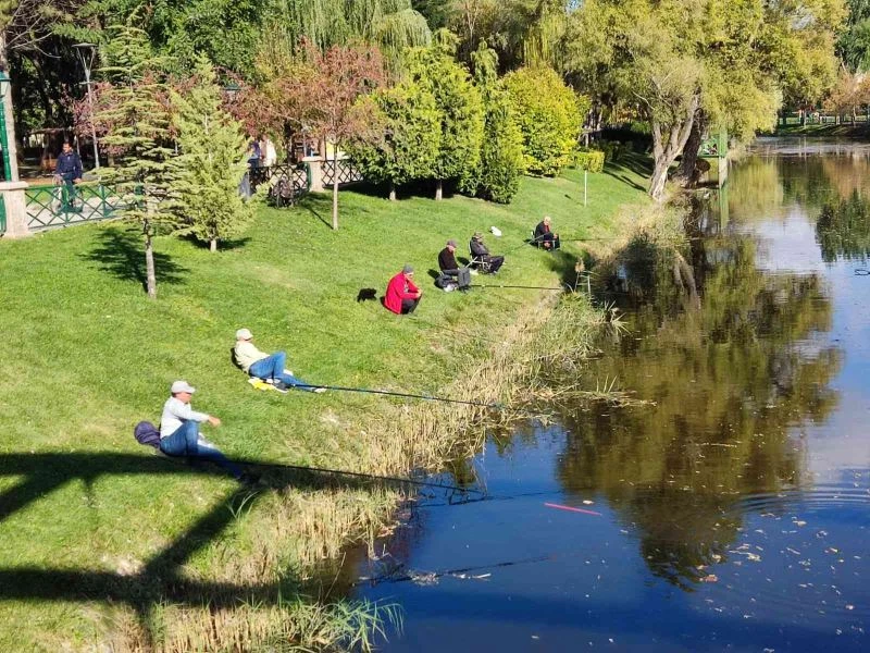 Soğuk havaya rağmen oltalar suya bırakıldı
