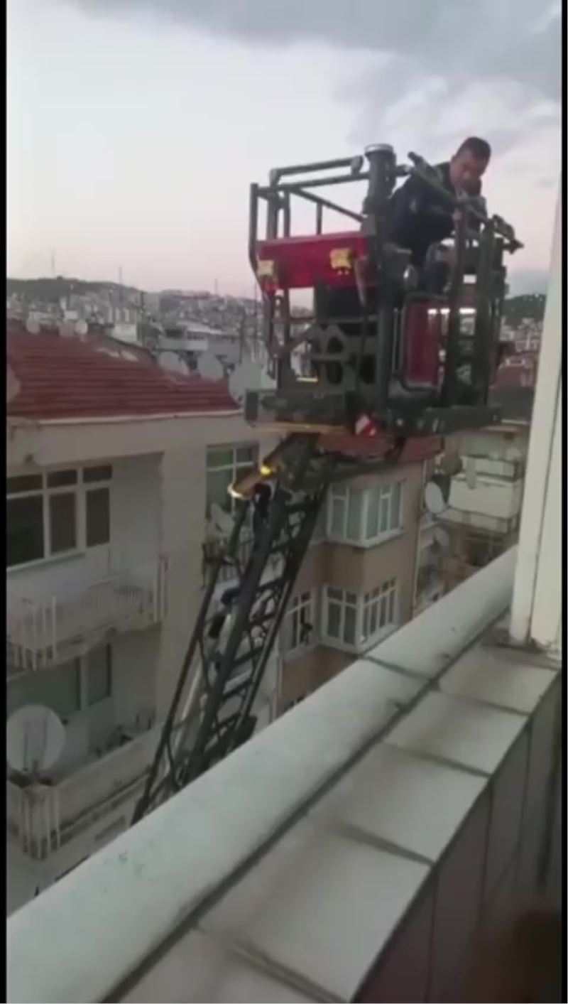 Pendik’te tamir  etmek için çıktığı çatıda mahsur kaldı
