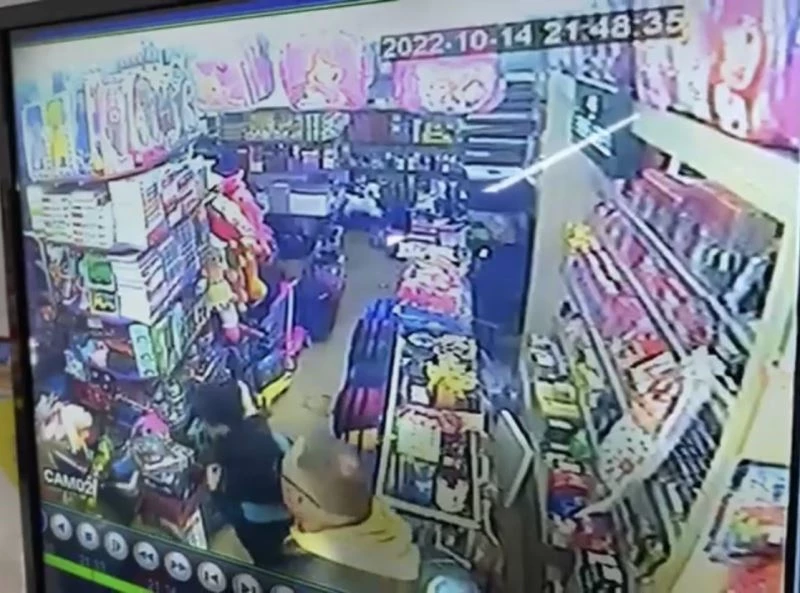 İstanbul’da kırtasiyeci dehşeti kamerada: Gürültü yapan çocukları dövdü
