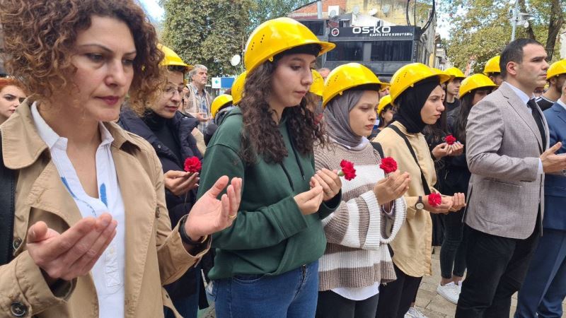 Üniversite öğrencileri Amasra’da ölen 41 işçi için dua etti
