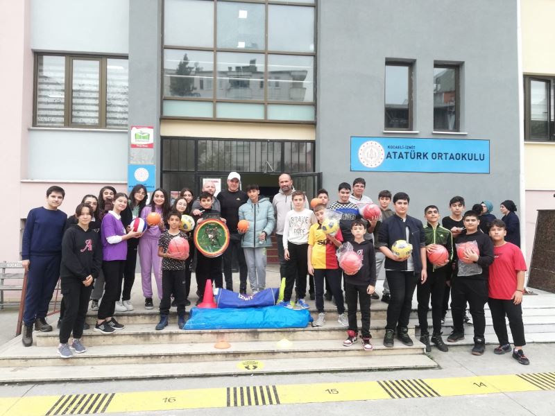 İzmit Belediyesi, 5 okula spor malzemesi desteğinde bulundu
