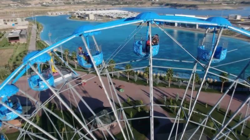 Berberde ağlayan çocuk lunaparkta dönme dolapta tıraş edildi
