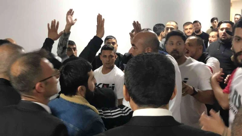 Tribünden atlayan seyircilerle özel güvenlik arasında çıkan kavgada yumruklar havada uçuştu
