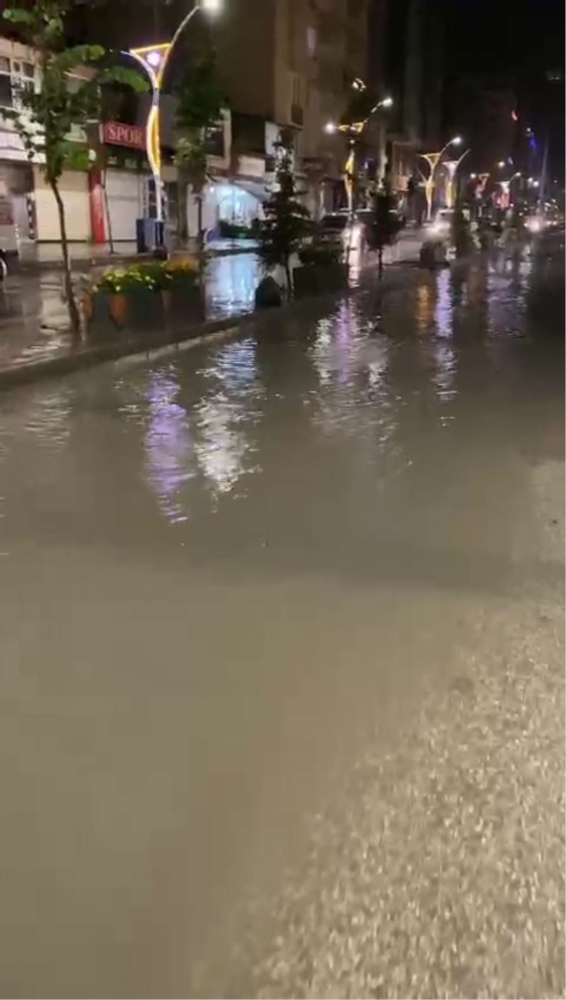 Yüksekova’da aniden bastıran yağmur caddeleri göle çevirdi
