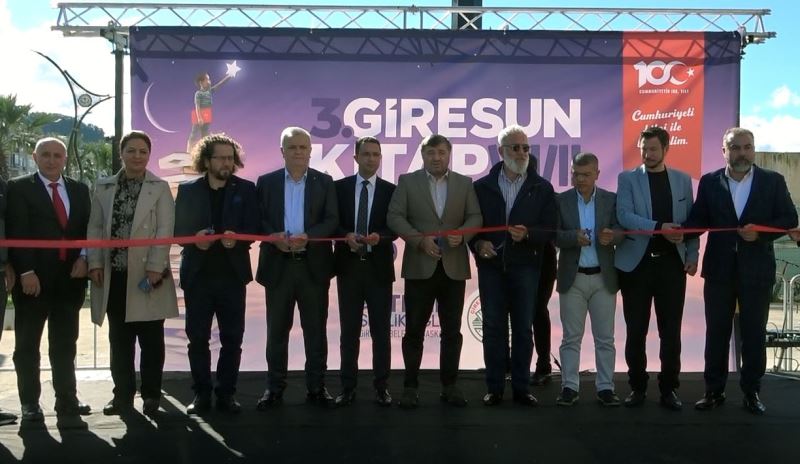 Giresun’da “Cumhuriyeti bilgiyle yükseltelim” temalı kitap fuarı açıldı
