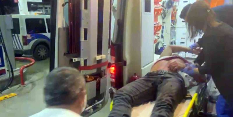 Antalya’da 4 kişinin saldırısında bıçakla yaralanan genç benzinliğe sığındı
