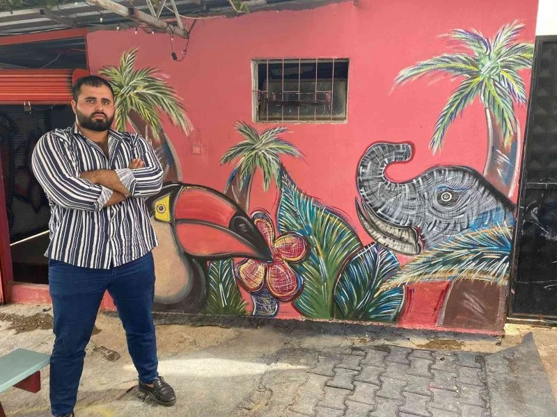 Doktor tavsiyesiyle ressam olan üniversiteli genç mahalleyi açık hava sergisine çevirdi
