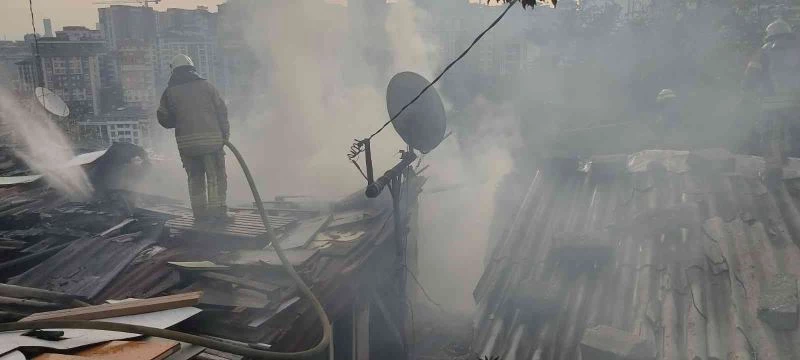 Eyüpsultan’da çıkan yangında iki gecekondu kül oldu
