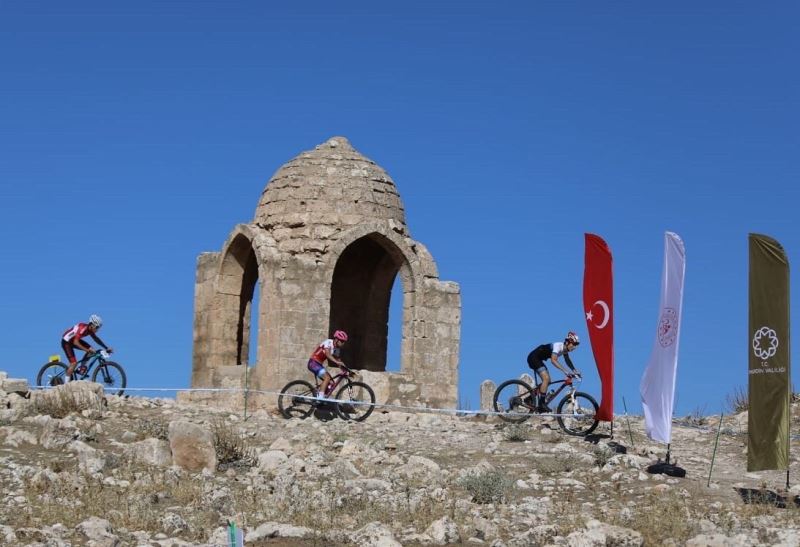 Mardin’de bisikletçiler, Dara Antik Kenti’nde pedal çevirdi
