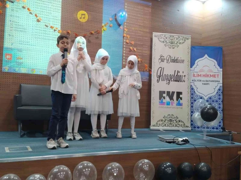 İlim Hikmet Vakfı Öğrencilerinden Duygulu Şiir Dinletisi
