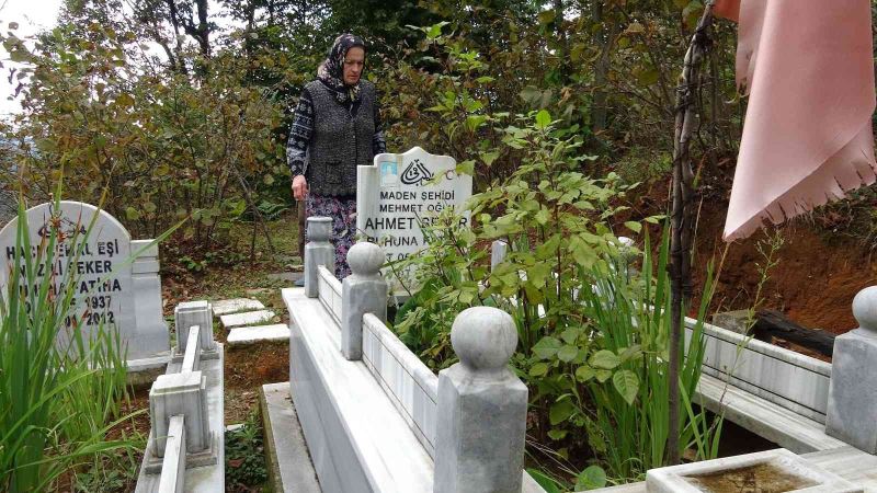 Oğlu maden faciasında ölen anne; 9 yıldır mezarını severek hasret gideriyor
