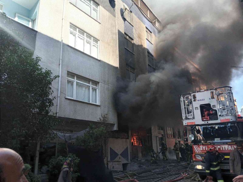 İşyeri alevlere teslim oldu: Ekmek teknesinin yanışını gözyaşları içerisinde seyretti
