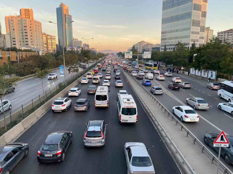 İstanbul’da haftanın ilk günü trafik yoğunluğu yüzde 51’e ulaştı
