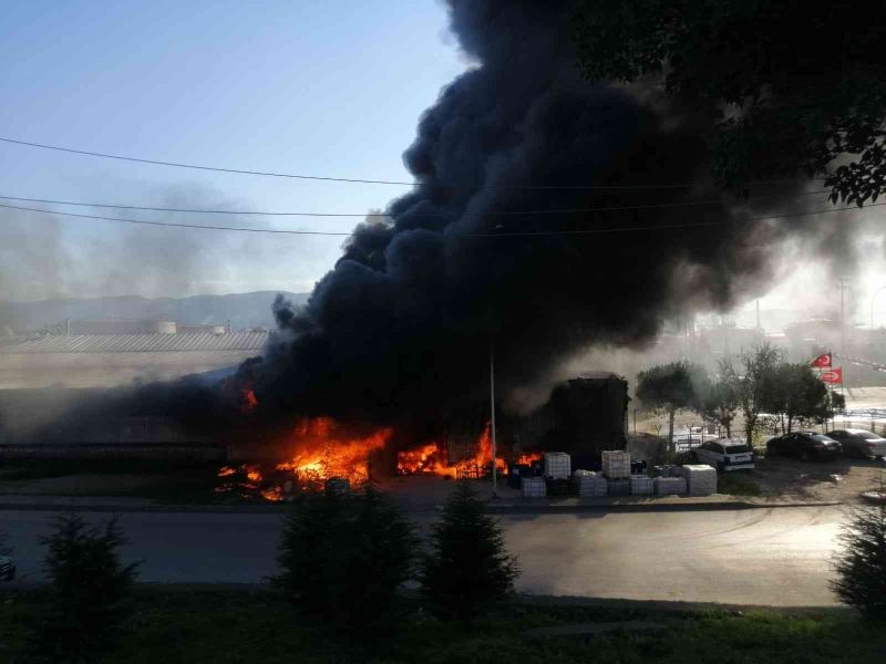 Kocaeli’de bir petrol firması alev alev yanıyor
