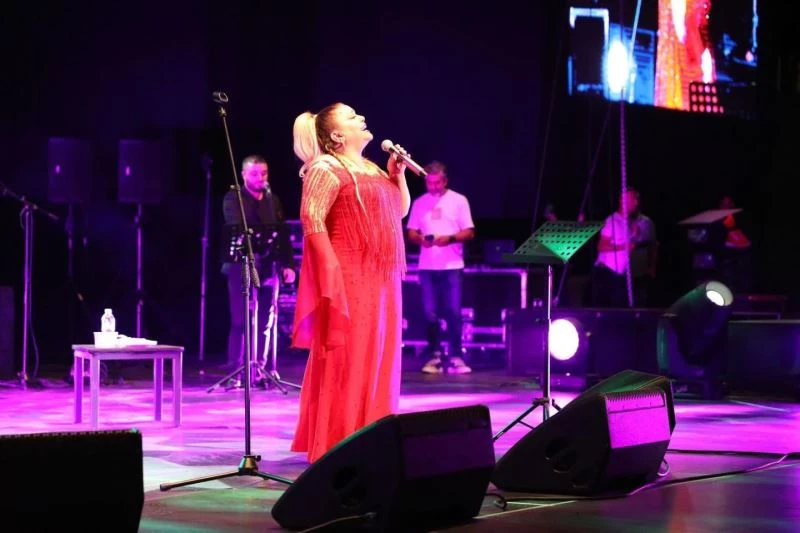 Kibariye Hatay’da hayranlarıyla buluştu