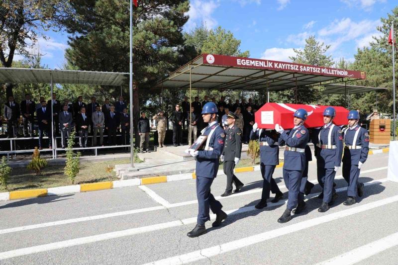 Kazara kendini silahla vuran uzman çavuşun cenazesi törenle memleketine uğurlandı
