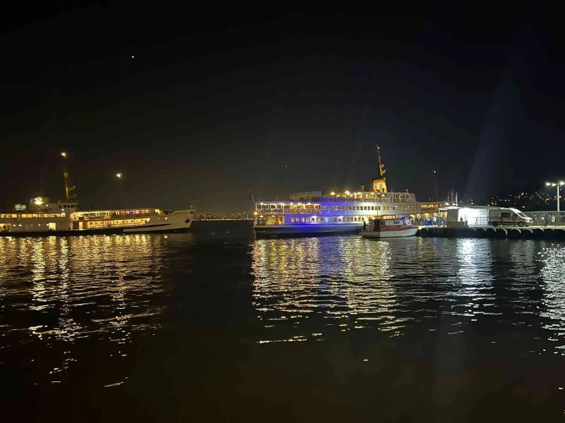 Adalar vapurunda bir polis intihar etti, seken kurşun ile çocuk yaralandı
