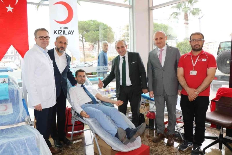 Hastane çalışanları ile refakatçilerden kan ve kök hücre bağışı
